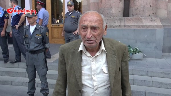 Գյումրեցի պապիկը Կառավարության շենքի բակում լաց է լինում (տեսանյութ)