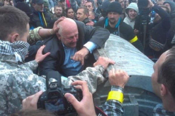 Ուկրաինայում աղբամանն են գցել ևս մեկ պատգամավորի (տեսանյութ)