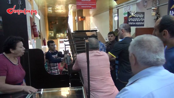 Հրատապ. Վաղարշը ջարդուխուրդ է անում Ոսկու շուկայի սեղանները (տեսանյութ)