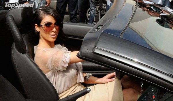 Քիմ Քարդաշյանը սիրում է «քամուն տալ» իր փողերը, որքան է վաստակում նա (ֆոտո)