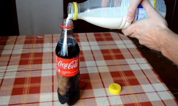Ինչ է տեղի ունենում, երբ Coca-Cola-ն խառնում են կաթի հետ (տեսանյութ)