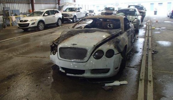 Երևանի կենտրոնում այրել են սպիտակ «Բենտլի» (տեսանյութ)