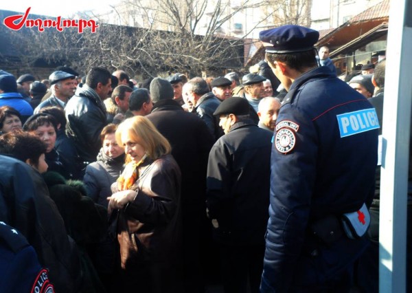 Առուշանյանների գերդաստանն անժամկետ հացադուլ հայտարարեց Նախագահականի առջև (ֆոտո, վիդեո)