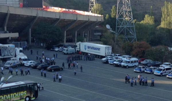 Լարված իրավիճակ՝ &laquo;Հրազդան&raquo; տոնավաճառում. աշխատակիցները բողոքի ցույց են անում