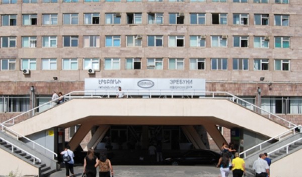 Չարբախում մահափորձի ենթարկված Փոսի Վարդանը միացված է արհեստական շնչառության ապարատին. նրա վիճակը ծանր է