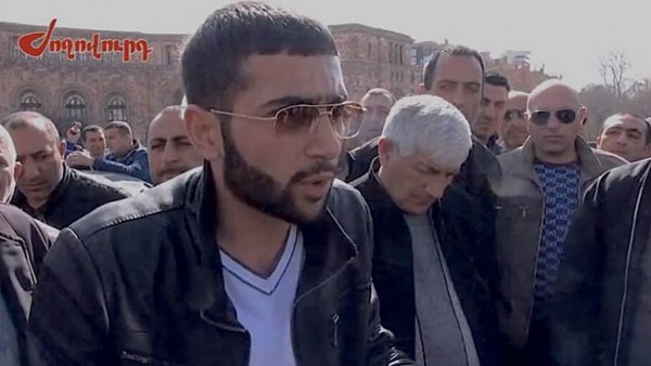 Գագիկ Բեգլարյանը հանդիպեց &laquo;աստղ&raquo; դարձած հայտնի տաքսու վարորդի հետ