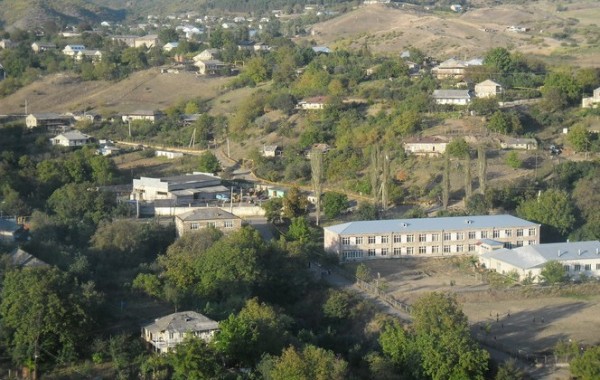 Սահմանամերձ Բաղանիսի բնակիչները գնդակոծությունից հետո մնացած զինատեսակների մնացորդներ են հավաքում