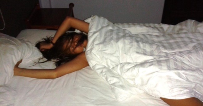 Робкая азиатка разделась на кровати и показала волосатую пилотку