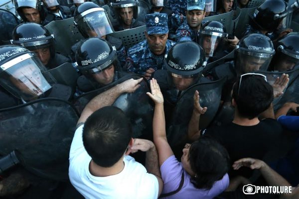 Սարի թաղում բախումների հետևանքով վնասվածք ստացած ոստիկաններից մեկը ծանր վիճակում է