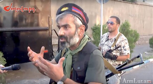 Ինչ է կատարվում ՊՊԾ գնդի տարածքում. Արայիկ Խանդոյանն ու Վարուժան Ավետիսյանը ներսում են