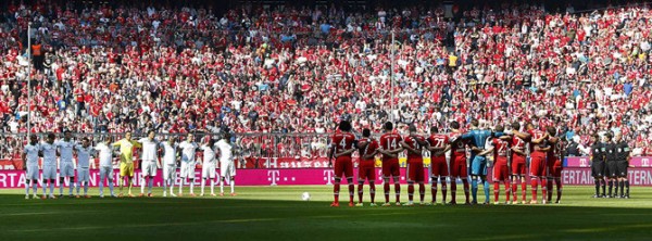 Bayern Munich and Werder Bremen players observe a minute of silence to commemorate Tito Vilanova before their Bundesliga soccer match in Munich