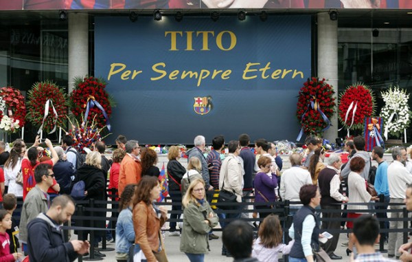 Barcelona's supporters queue in front of a memorial to former Barcelona coach Tito Vilanova at Camp Nou stadium in Barcelona