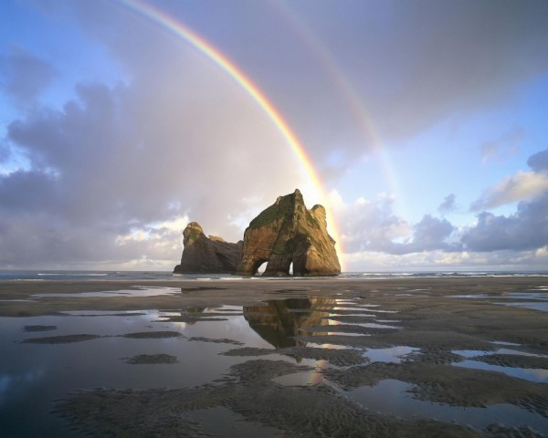 5676955-R3L8T8D-1000-Rainbow-Rocks-Ocean-2048x2560