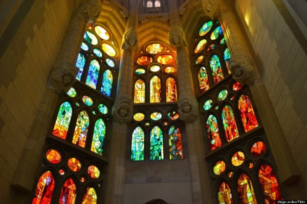 o-STAINED-GLASS-SAGRADA-FAMILIA-900