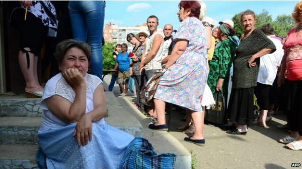 140625045550_ukraine_sloviansk_woman_sitting_624x351_afp_nocredit