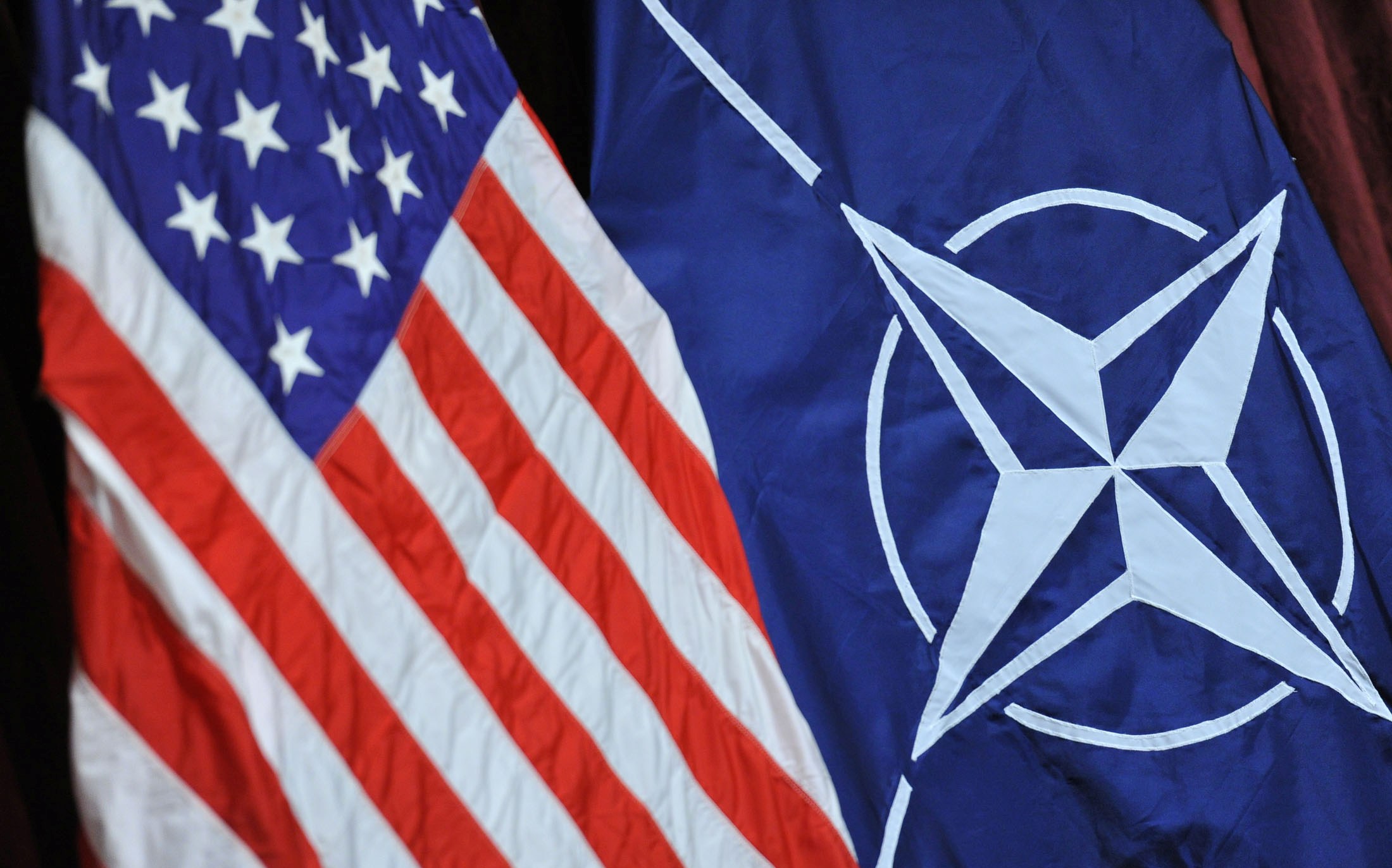 Нато 32. США НАТО. Флаг НАТО. США НАТО ЕС. Флаг США И НАТО.