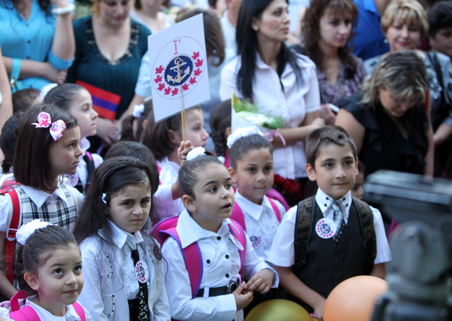 Ереван сентябрь. Школа 1 Армения Ереван. Армения школы дети. Урок в апмягскоц школе.