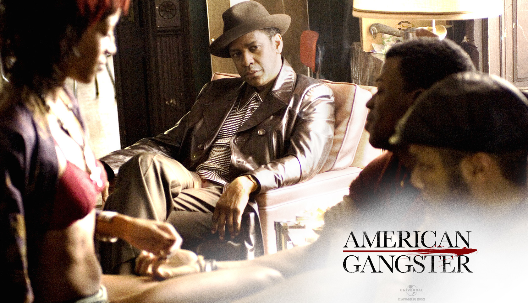 Возвращение гангстера. Denzel Washington American Gangster. Гангстер (American Gangster), 2007. Дензел Вашингтон и Рассел Кроу. Гангстер 2007 Постер.