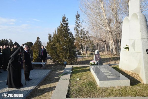 RA President Serzh Sargsyan visited the military cemetery Yerablur