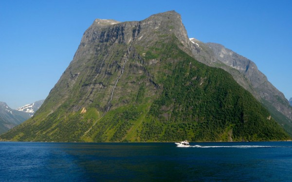 Pleasure craft in the fjord, alpine mountain scenery, mountains with 1500m altitude at Hjorundfjord near Lekneset, climbing reg