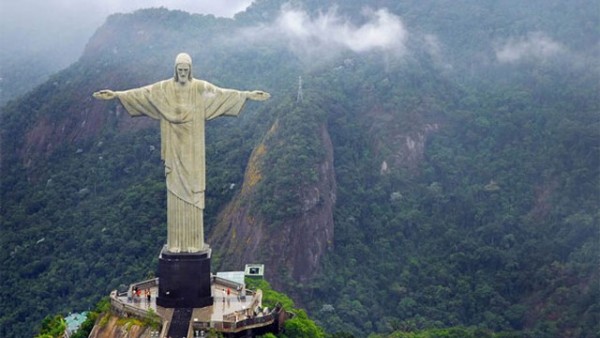 christ-statue-in-brazil-travel-panorama
