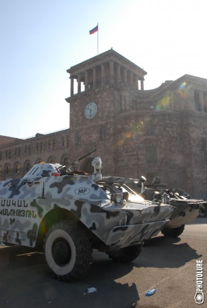 02.03.08. Yerevan, posle nochnovo boya.na ploshchade stiyat vnutrinneie voyska