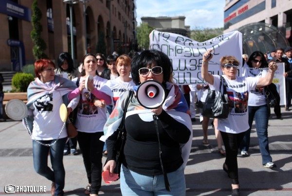 'The Women's Front' initiative held a protest march in support of detained political prisoners on Northern Avenue