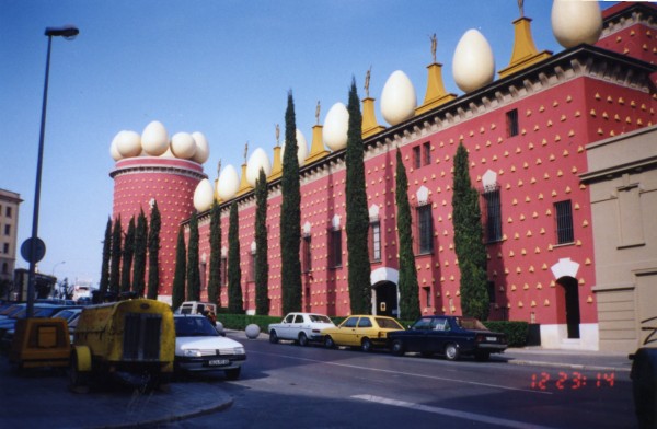 Teater_Museu_Gala_Salvador_Dali_building_from_outside