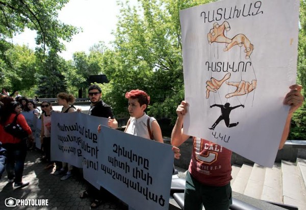 The relatives of the killed soldiers in peaceful time rally in front of Baghramyan metro station