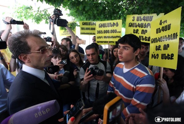 Students' unions 'Nikol Aghbalyan' and ARF Armenia's youth hold a protest action against energy price increase in front of  the RA Government's building
