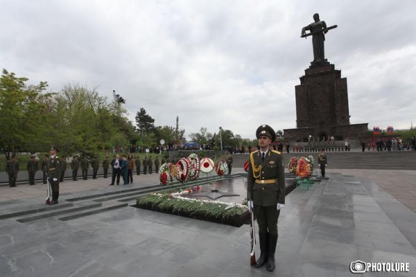 The leadership of the RA Government, the RA Ministry of Defense, the RA Armed Forces, representatives of international organizations and veterans pay a visit to Yerevan's  Victory Park