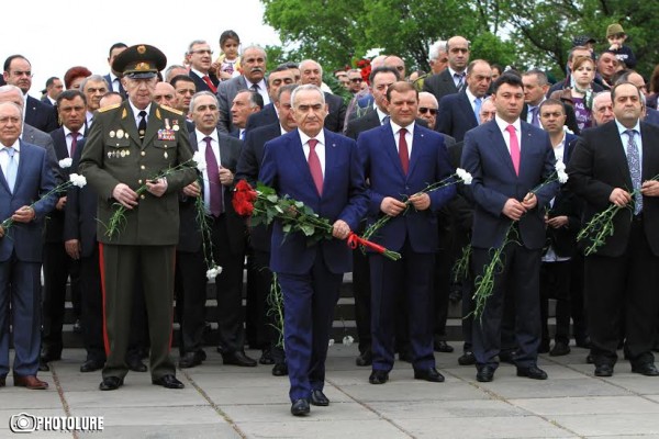 The leadership of the RA Government, the RA Ministry of Defense, the RA Armed Forces, representatives of international organizations and veterans pay a visit to Yerevan's  Victory Park