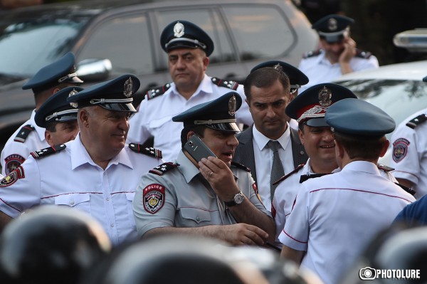 The police prevented protesting people to reach the RA Presidential Residence