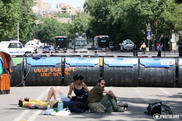 The situation is too intense on Baghramyan Avenue, the Police try to seize the barricades from dustbins