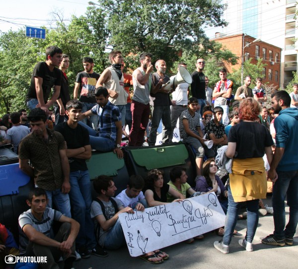 The situation is too intense on Baghramyan Avenue, the Police try to seize the barricades from dustbins