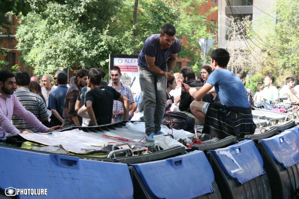 The situation is too intense on Baghramyan Avenue, the Police try to seize the barricades from dustbins