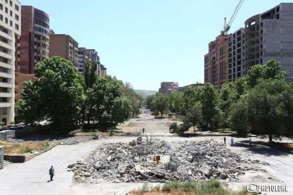 During a major construction at street named after K. Demirchyan an old fountain is destroyed (Corridor between Saryan and Mashtots streets)