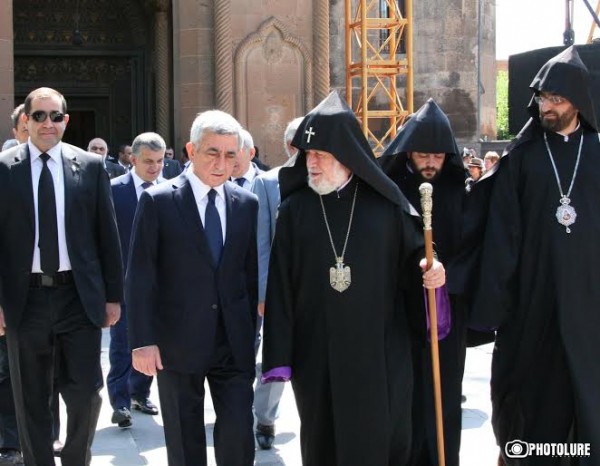 A liturgy was paid in honor of Kirk Kerkorian's memory at Mother See of Holy Etchmiadzin