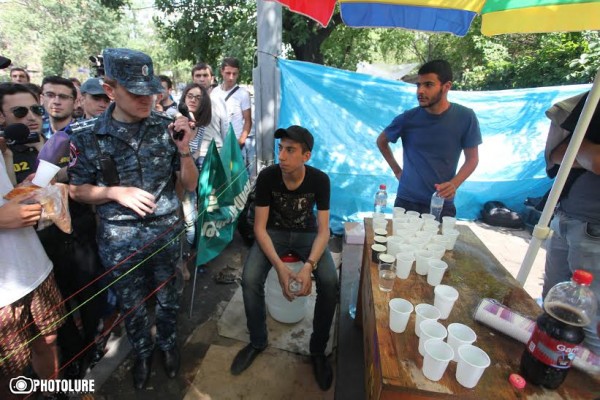 Everyday life of the 6th day of protest action against electricity price increase in Baghramyan Avenue