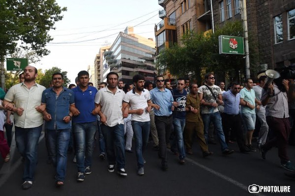 The police prevented protesting people to reach the RA Presidential Residence