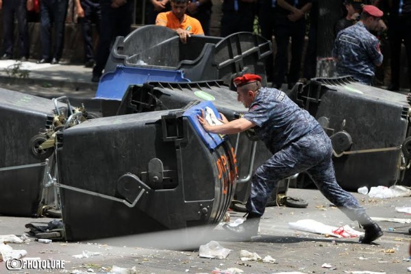 On the 14th day of the protest action against electricity price increase the Police undertook the works of opening Baghramyan Avenue