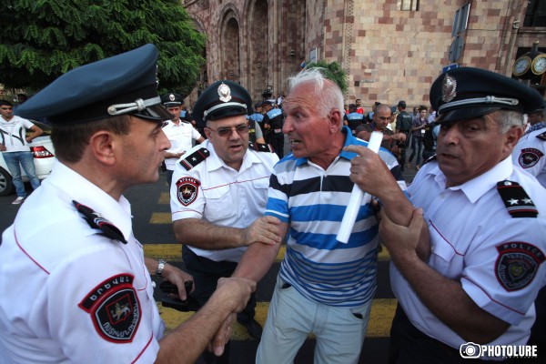 The Police prevented protesters to hold a protest action against electricity price increase in the center of the Republic Square