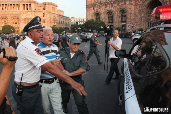 The Police prevented protesters to hold a protest action against electricity price increase in the center of the Republic Square