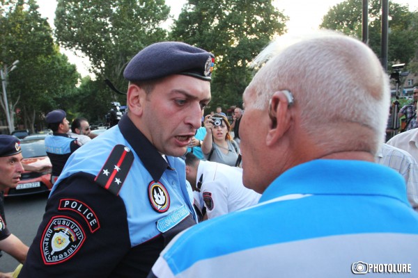 The Police prevented protesters to hold a protest action against electricity price increase in the center of the Republic Square