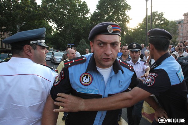 The Police prevented protesters to hold a protest action against electricity price increase in the center of the Republic Square