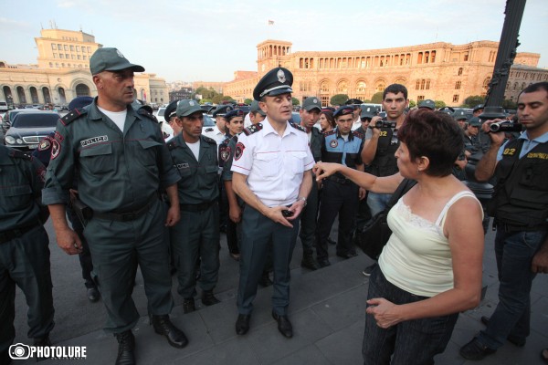 The Police prevented protesters to hold a protest action against electricity price increase in the center of the Republic Square