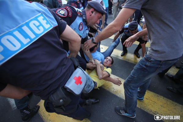 The Police prevented protesters to hold a protest action against electricity price increase in the center of the Republic Square