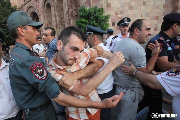 The Police prevented protesters to hold a protest action against electricity price increase in the center of the Republic Square