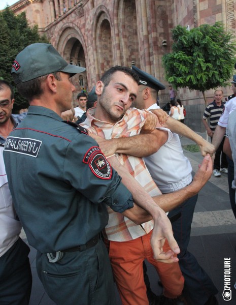 The Police prevented protesters to hold a protest action against electricity price increase in the center of the Republic Square