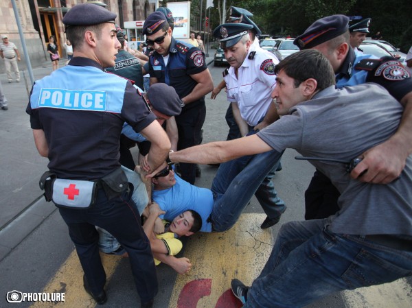 The Police prevented protesters to hold a protest action against electricity price increase in the center of the Republic Square